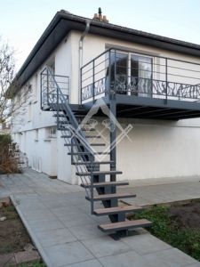Terrasse suspendue en acier à Metz, Nancy, Thionville, Luxembourg